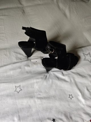Zapatos de tacón negros de verano