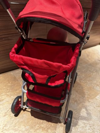 Cochecito de muñecas rojo