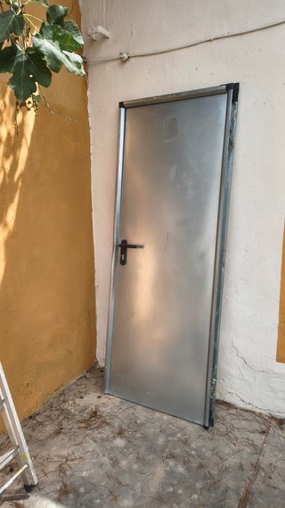 Puerta metálica trastero completa