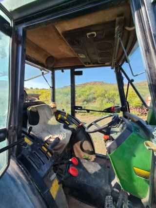 John Deere 5500N con pala – 4.713 horas