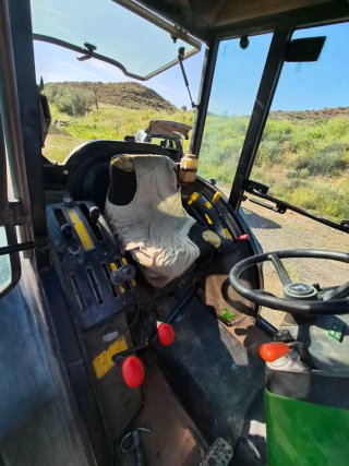 John Deere 5500N con pala – 4.713 horas