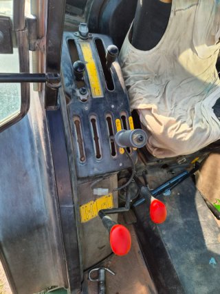 John Deere 5500N con pala – 4.713 horas