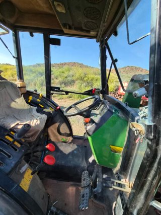 John Deere 5500N con pala – 4.713 horas