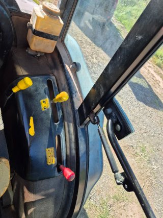 John Deere 5500N con pala – 4.713 horas