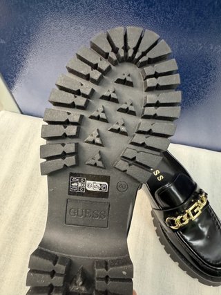 Mocasines plataforma Guess con cadena – Negro,