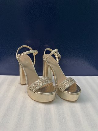 Sandalias plataforma Guess trenzadas – Dorado,
