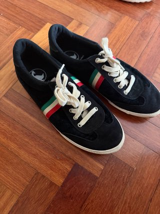 Zapatillas negras con rayas tricolor