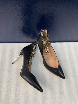 Salones Guess con cadena dorada – Negro, talla