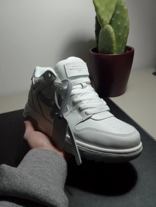 Zapatillas deportivas blancas y grises
