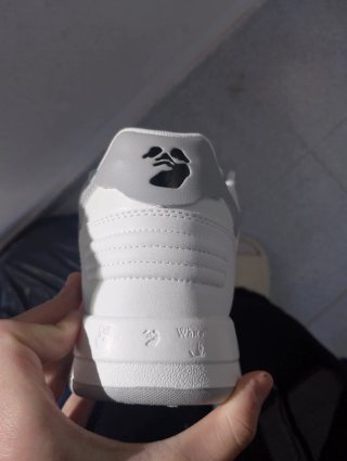 Zapatillas deportivas blancas y grises