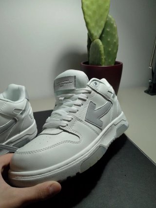 Zapatillas deportivas blancas y grises