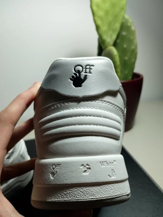 Zapatillas deportivas blancas y grises