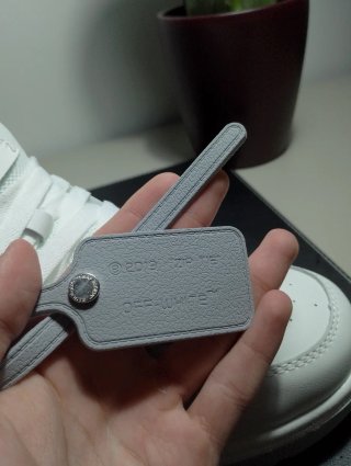 Zapatillas deportivas blancas y grises