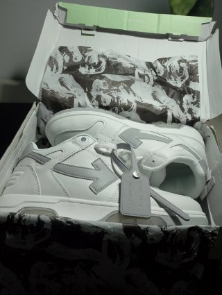 Zapatillas deportivas blancas y grises