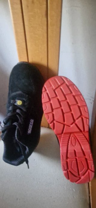 Zapatos de seguridad Sparco negros y rojos