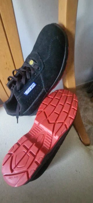 Zapatos de seguridad Sparco negros y rojos