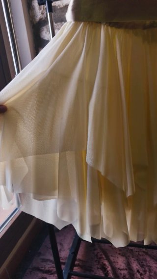 Vestido elegante beige y dorado