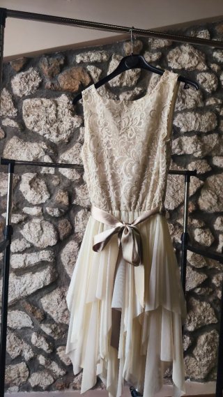 Vestido elegante beige y dorado