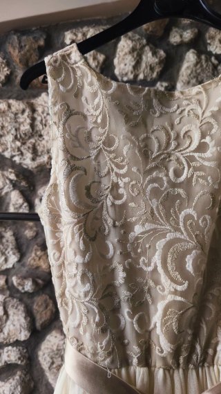 Vestido elegante beige y dorado
