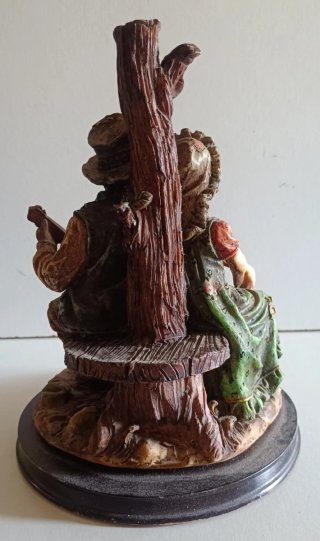 Figura niños con guitarra y árbol