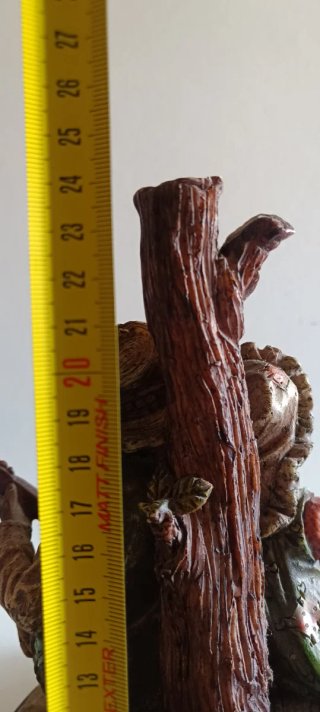 Figura niños con guitarra y árbol