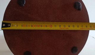 Figura niños con guitarra y árbol