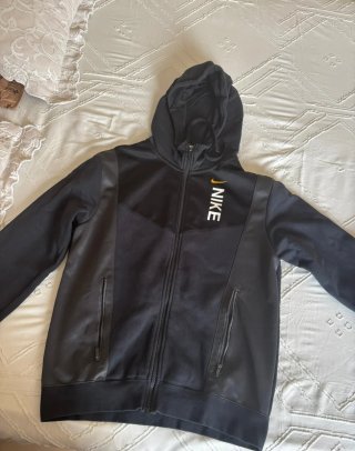 Sudadera Nike Negra con Logo Dorado