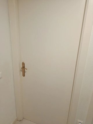 Puerta de madera blanca
