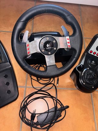Volante Logitech G27 con pedales y palanca