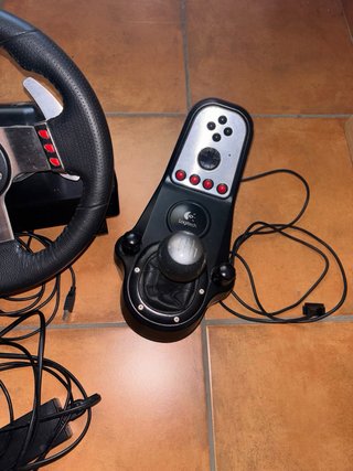 Volante Logitech G27 con pedales y palanca