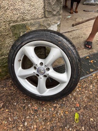 Llantas Mercedes con neumáticos y caja de cambios