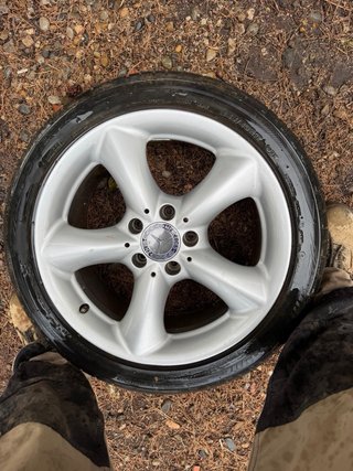 Llantas Mercedes con neumáticos y caja de cambios