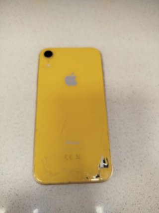 iPhone XR , 64gigas amarillo y libre, 3 fundas