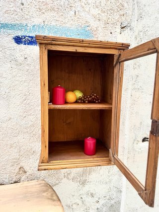 Armario vitrina antiguo para colgar