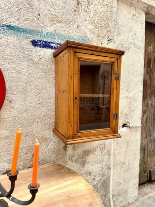 Armario vitrina antiguo para colgar