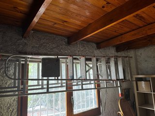 Dos escaleras de aluminio plegable y de 3 tramos