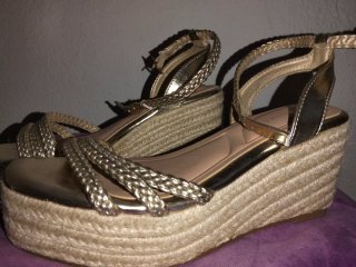 Sandalias doradas cuña esparto Primark