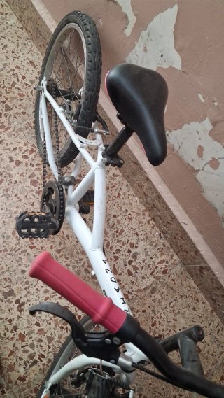 Bicicleta infantil blanca