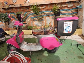 Vespa Rosa y Plateada