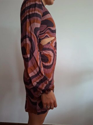 Vestido manga larga con corte