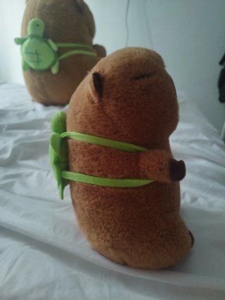 Peluche capibara con mochila tortuga