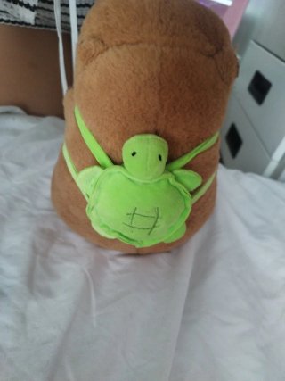 Peluche capibara con mochila tortuga