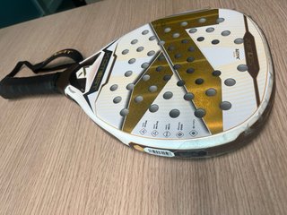 Pala de padel kombat xifos v2 practicamente nueva