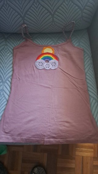 Camiseta hecha a mano con arcoíris de ganchillo