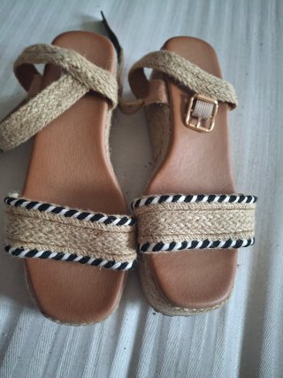 Sandalias cuña esparto y hebilla dorada