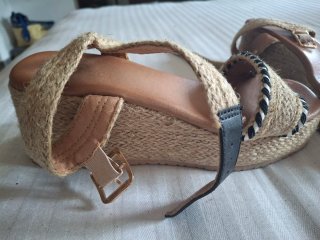 Sandalias cuña esparto y hebilla dorada