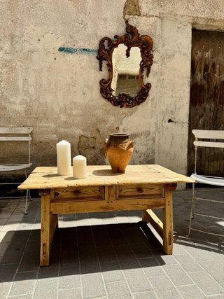 Mesa rústica de centro muy antigua
