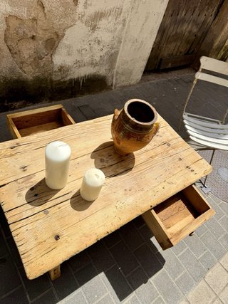 Mesa rústica de centro muy antigua