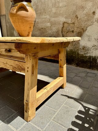 Mesa rústica de centro muy antigua