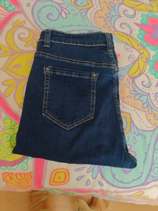 Pantalón vaquero azul desgastado
